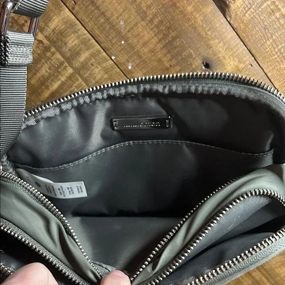 Lululemon Crossbody Camera Bag 2L - Picture 4 of 6
